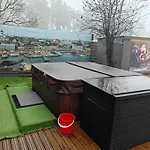 The Maekkylae Escape - Perfect For 2 With Sauna Look And Optional Hot Tub בית נופש הלסינקי